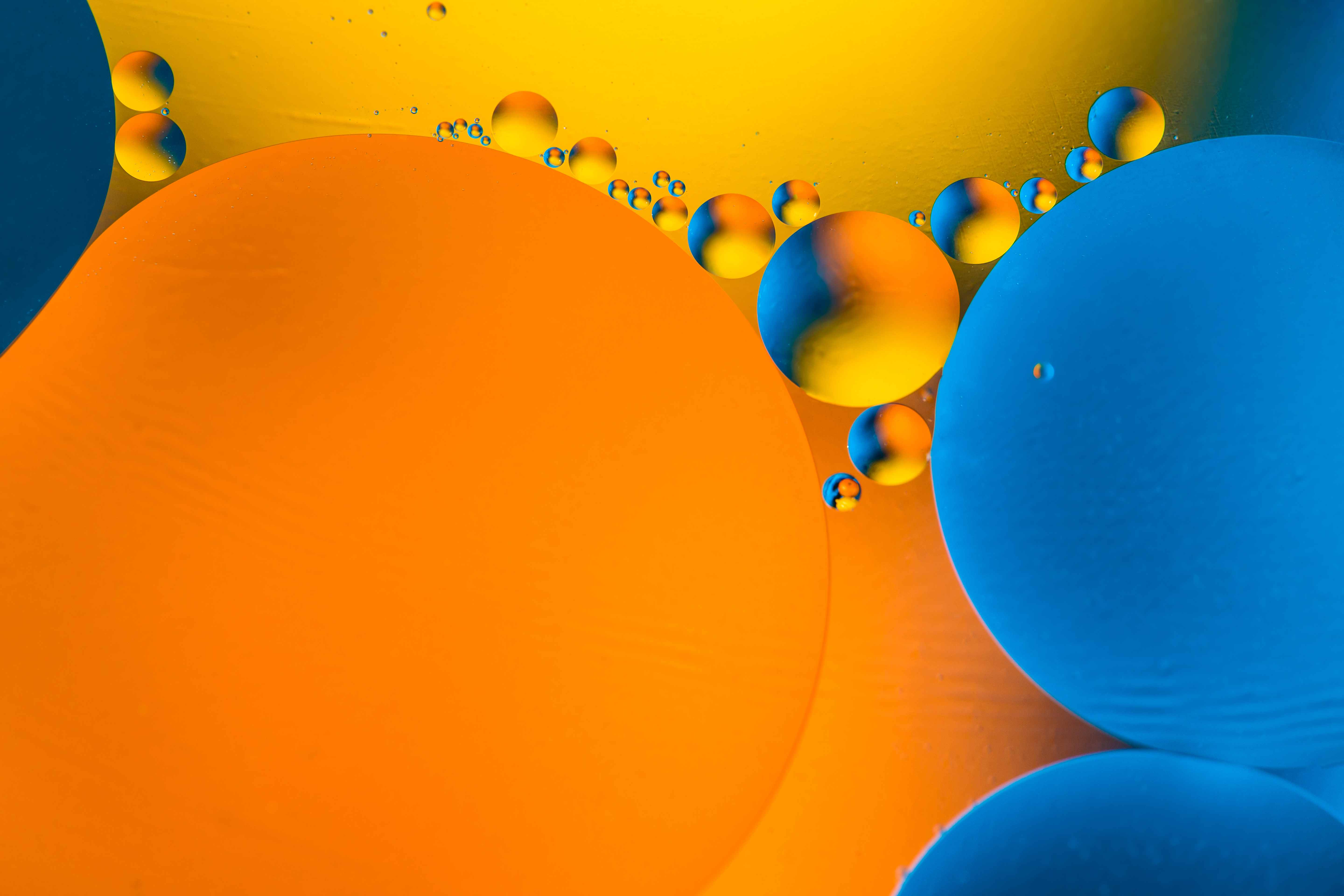 Сочетание оранжевого с голубым: свежесть и динамика