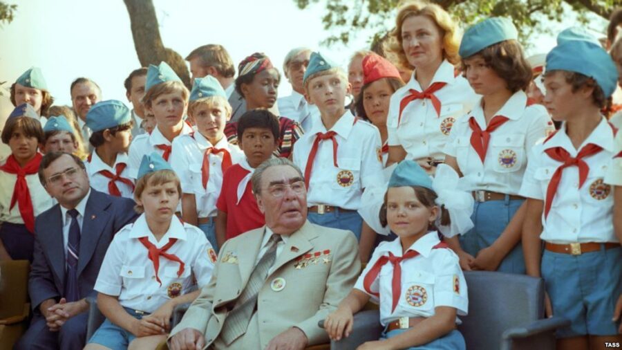 Brezhnev i deti e1611352032751 - Почему вожди и политики так любят чужих детей?